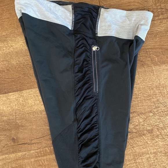 lululemon black white, gray yoga pants with rouching down the sides & pockets.4 - Picture 3 of 11